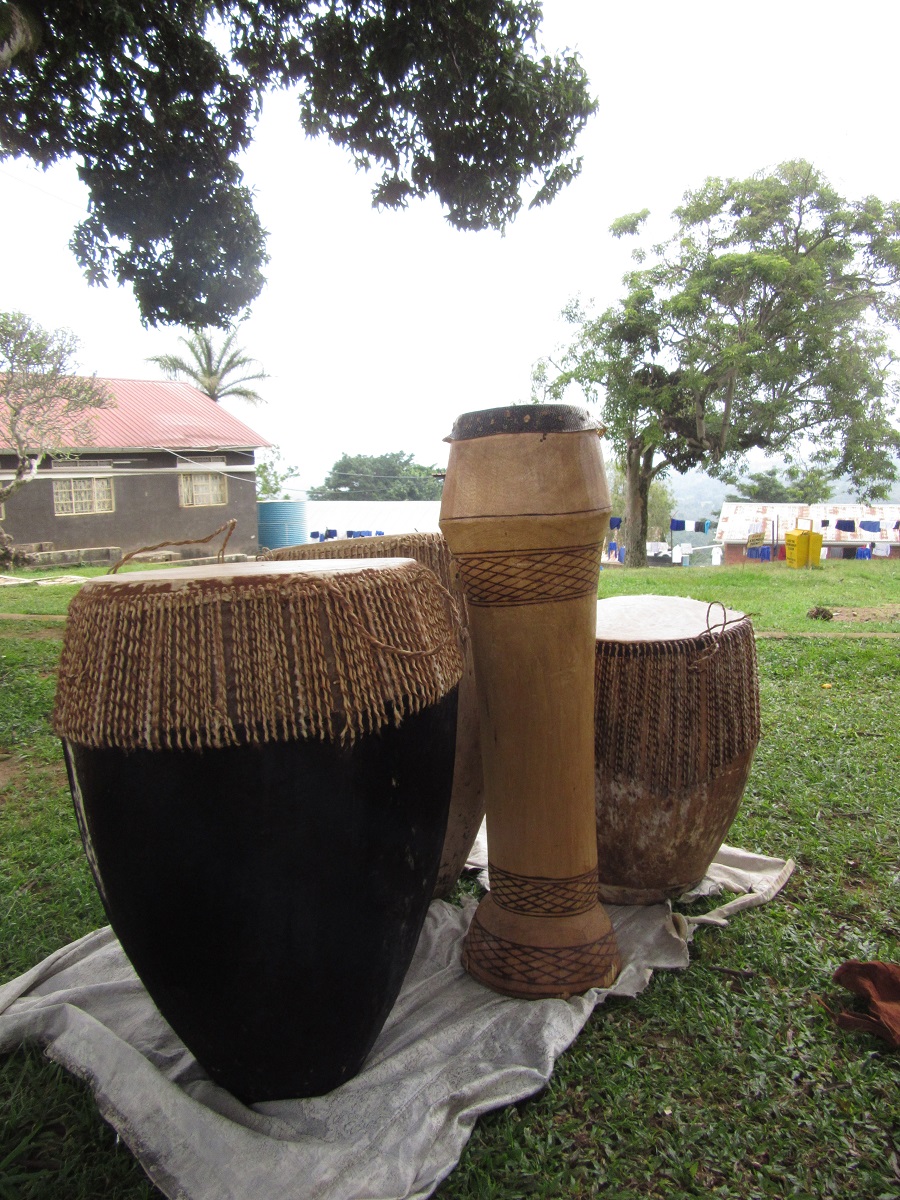 The drums come in all shapes and sizes, but are made of the same main materials – wood and cowhide. The wood is hollowed out and covered with cowhide on both ends. Strings, also made of cowhide, hold the top and bottom surfaces together. The drums come in all shapes and sizes, but are made of the same main materials – wood and cowhide. The wood is hollowed out and covered with cowhide on both ends. Strings, also made of cowhide, hold the top and bottom surfaces together.